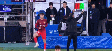 86如鱼得水光头高情商！换下吕文君上前解释j9九游会俱乐部登录入口古9转身如航母掉头(图2)