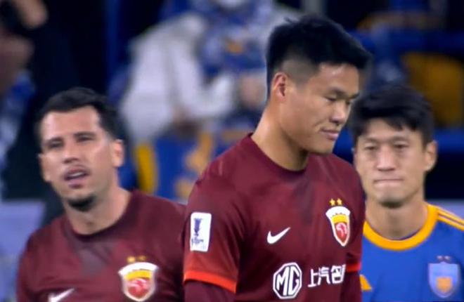 86如鱼得水光头高情商！换下吕文君上前解释j9九游会俱乐部登录入口古9转身如航母掉头(图3)