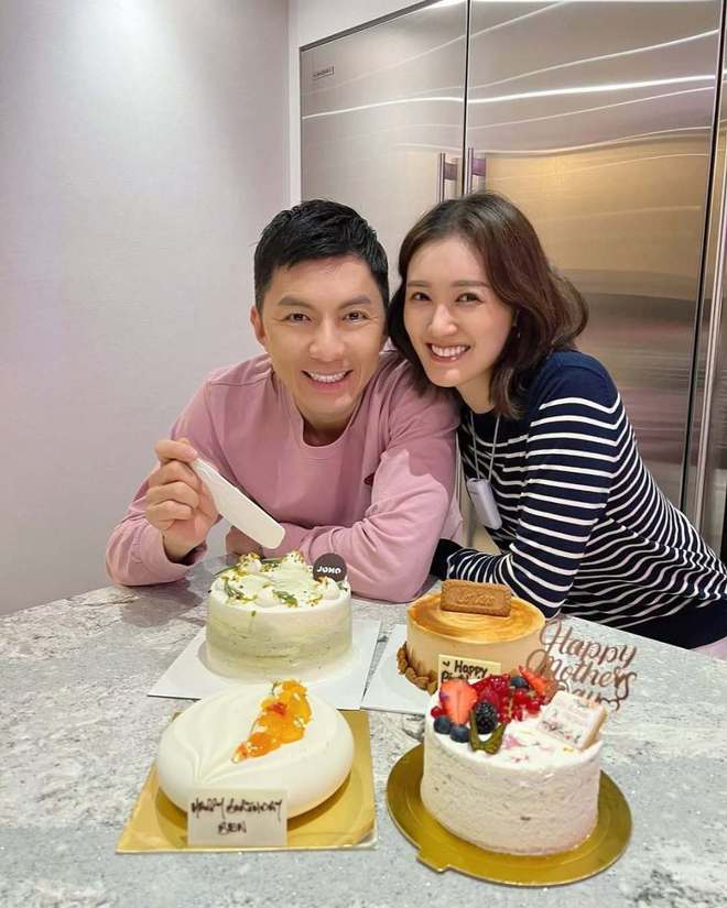 节是同一天 三代同堂一起庆祝而儿子忙着献