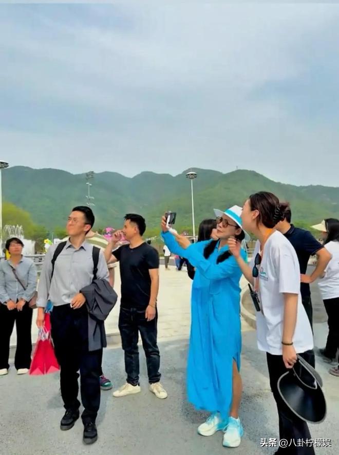 会获一群人招待排场大身材瘦了很多j9平台田震现身第九届国际月季大(图3)