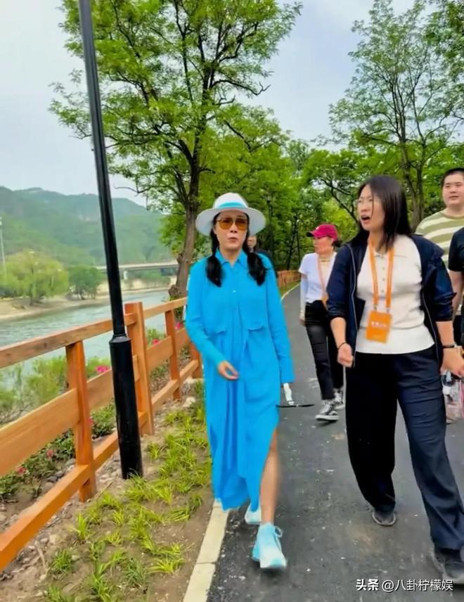 会获一群人招待排场大身材瘦了很多j9平台田震现身第九届国际月季大(图9)