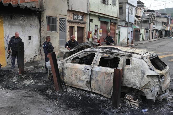名警察围剿121人死亡毒贩无人机扔炸弹头号头目逃脱j9九游会真人第一品牌巴西最致命反毒行动：2500(图2)