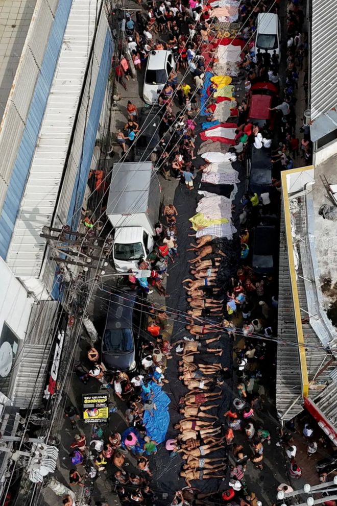 名警察围剿121人死亡毒贩无人机扔炸弹头